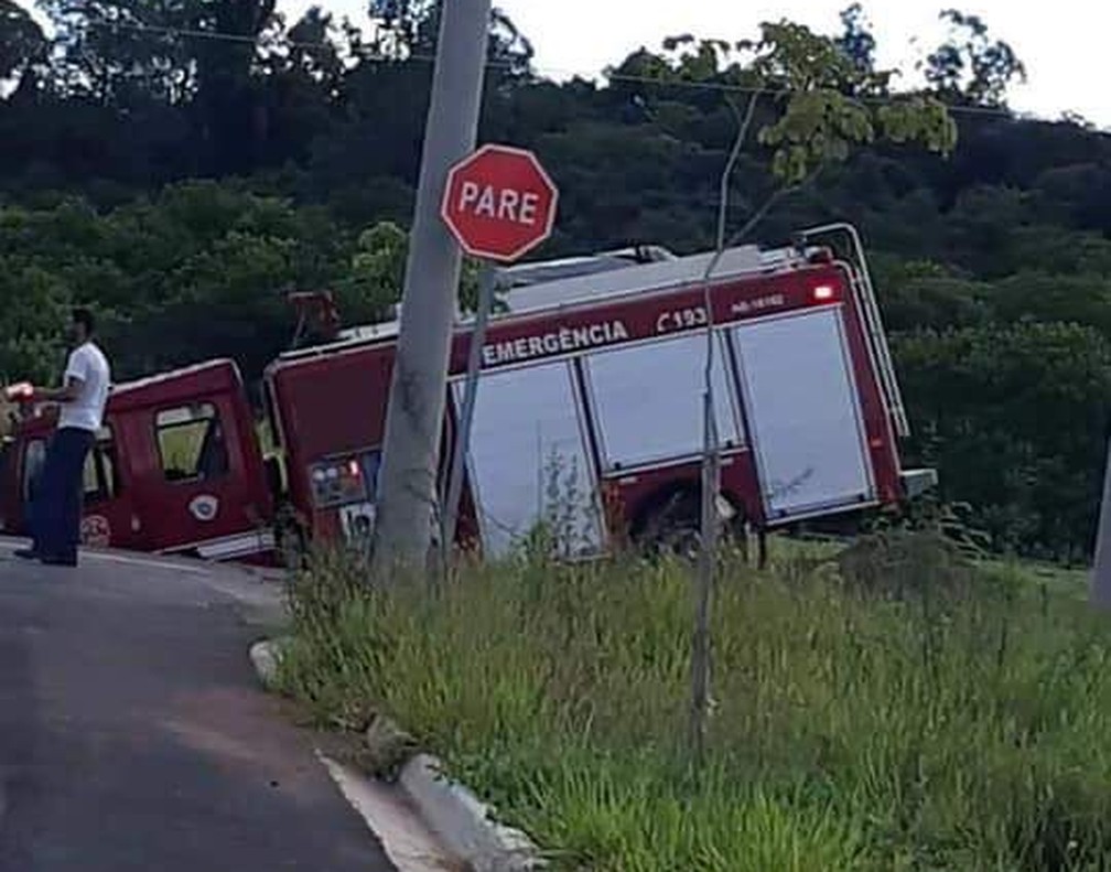 Caminhão ficou com a parte dianteira no buraco em Piracicaba — Foto: Reprodução/EPTV