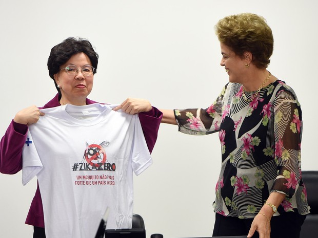 A diretora-geral da Organização Mundial da Saúde (OMS), Margaret Chan, recebe uma camisa de presente da presidente do Brasil, Dilma Rousseff, antes de uma reunião para falar sobre o vírus zika no Palácio do Planalto, em Brasília (Foto: Evaristo Sa/AFP)