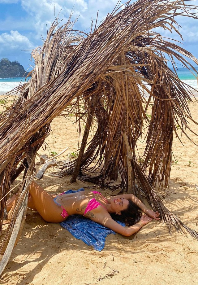  Isis Valverde posa de biquíni em cabana na praia (Foto: Reprodução/Instagram)