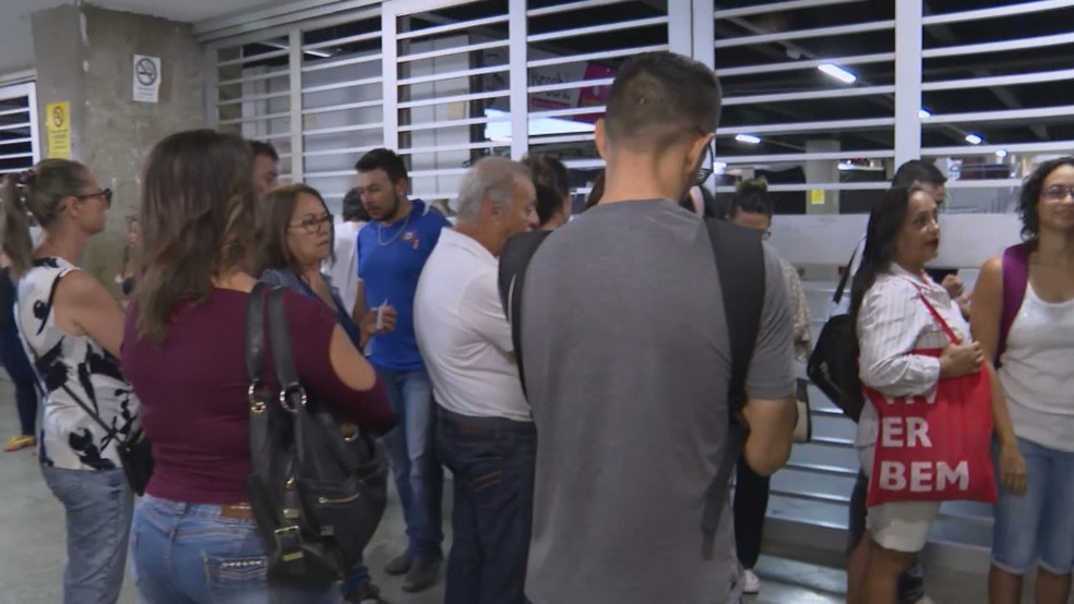 Passageiros aguardam retomada de circulação de trens na Estação Central, no Plano Piloto, em Brasília — Foto: Reprodução/TV Globo 