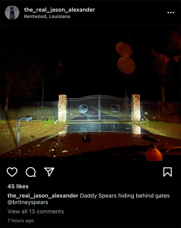 Ex de Britney Spears, Jason Alexander, postou cliques no portão da casa da mãe da cantora, Lynne (Foto: Reprodução / Instagram)