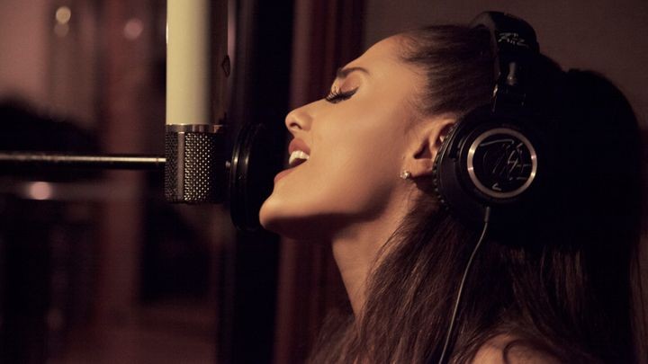 Ariana Grande nas gravações (Foto: Reprodução)