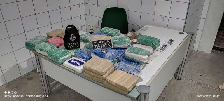 PM apreende 59 tabletes de drogas enterrados em quintal de casa em Fortaleza
