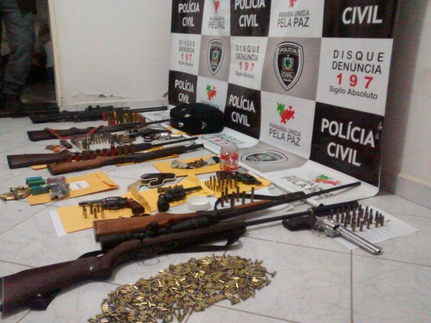 Armas longas e munições de diversos calibres foram apreendidas em São José de Piranhas (Foto: George Wellington / Polícia Civil)