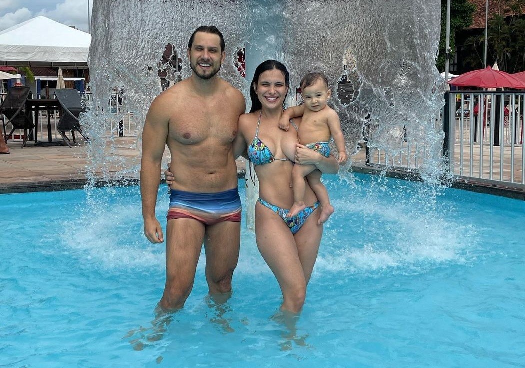 Kamilla Salgado e Eliéser Ambrosio com o filho, Bento, em cascata de parque aquático (Foto: Reprodução/Instagram)