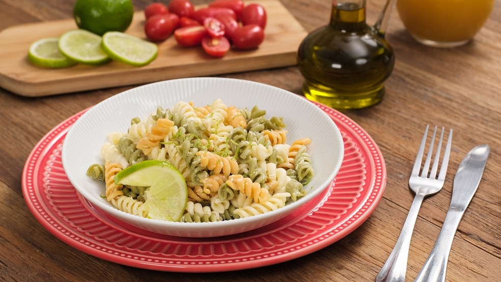 Finalize o macarrão ao limone com uma fatia de limão para servir — Foto: Selmi / Divulgação