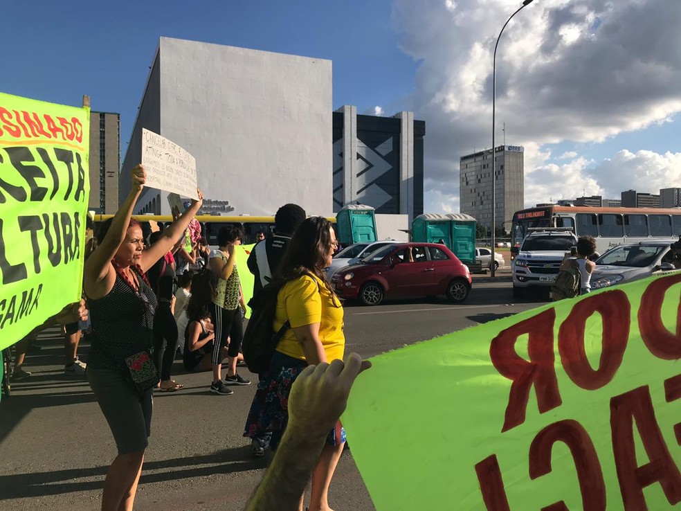 Manifestantes interditam via S1 em protesto contra mudanças no Fundo de Apoio à Cultura (FAC) — Foto: Luiza Garonce/G1
