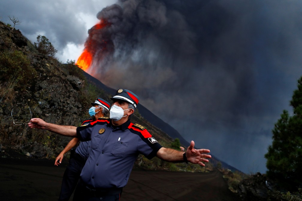 Policiais bloqueiam estrada após erupção de vulcão na Ilha de La Palma, em Tacande, Espanha, em 22 de setembro de 2021 — Foto: Borja Suarez/Reuters