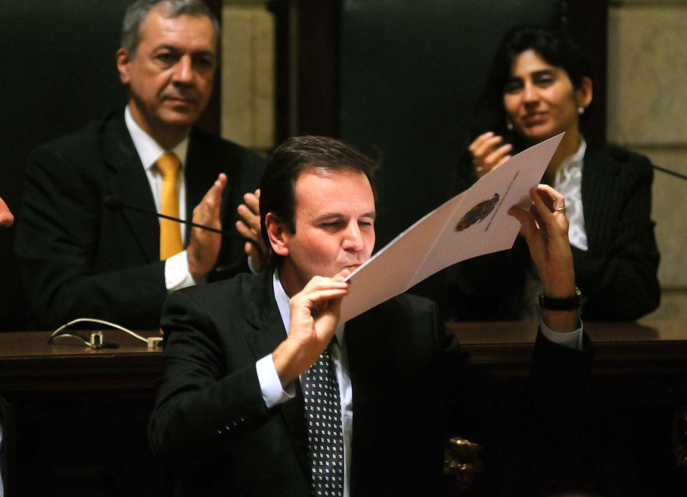 Eduardo Paes, prefeito reeleito do Rio em 2012, beija diploma recebido em cerimônia no TRE — Foto: Alexandre Durão/G1
