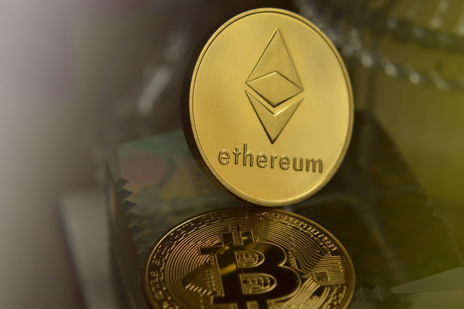 Bitcoin e ethereum caem na contramão de Wall Street após baterem US$ 25 mil e US$ 2 mil respectivamente