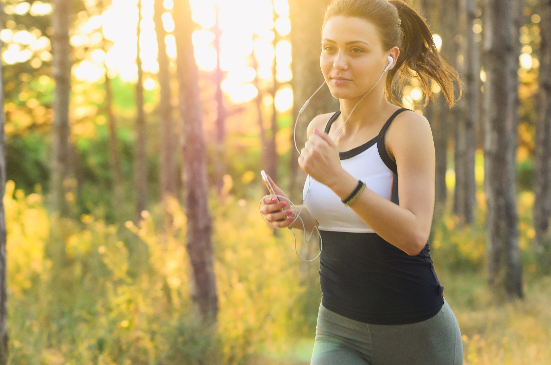 Fazer pelo menos 25 horas por semana de exercícios moderados pode reduzir risco de morrer por doenças pela metade (Foto: Pixabay)