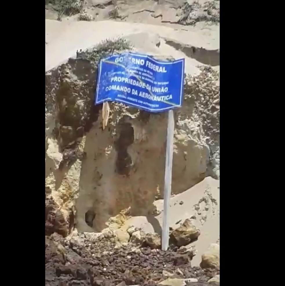 Uma das placas de sinalização no trecho está deteriorada por trás do Morro do Careca em Natal — Foto: Reprodução