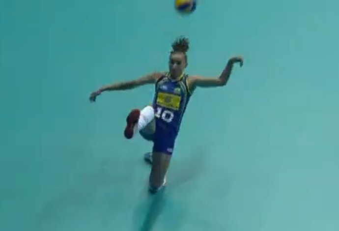 gabi defesa frame brasil x camarões (Foto: Reprodução/Sportv)