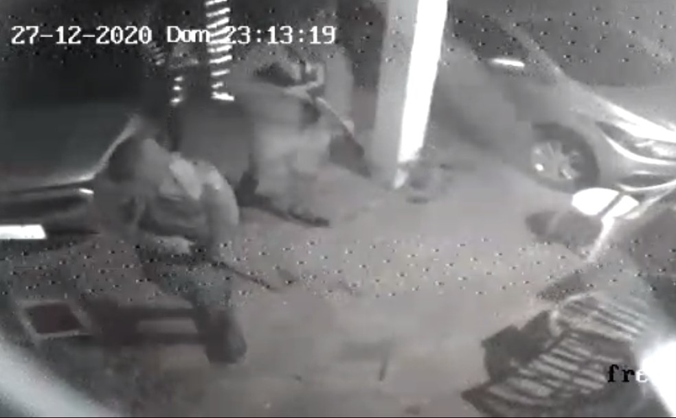 Imagem de câmera de segurança mostra dois dos quatro assaltantes com armas longas. — Foto: Reprodução