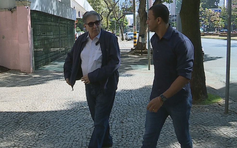 Ex-governador de Minas Gerais, Fernando Pimentel (PT), no velório da mãe de Dilma Rousseff, em Belo Horizonte — Foto: Reprodução/TV Globo