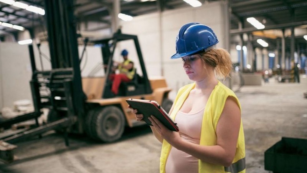 Os trabalhadores operários têm menos chance de obter licença remunerada do que aqueles com empregos corporativos — Foto: Getty Images