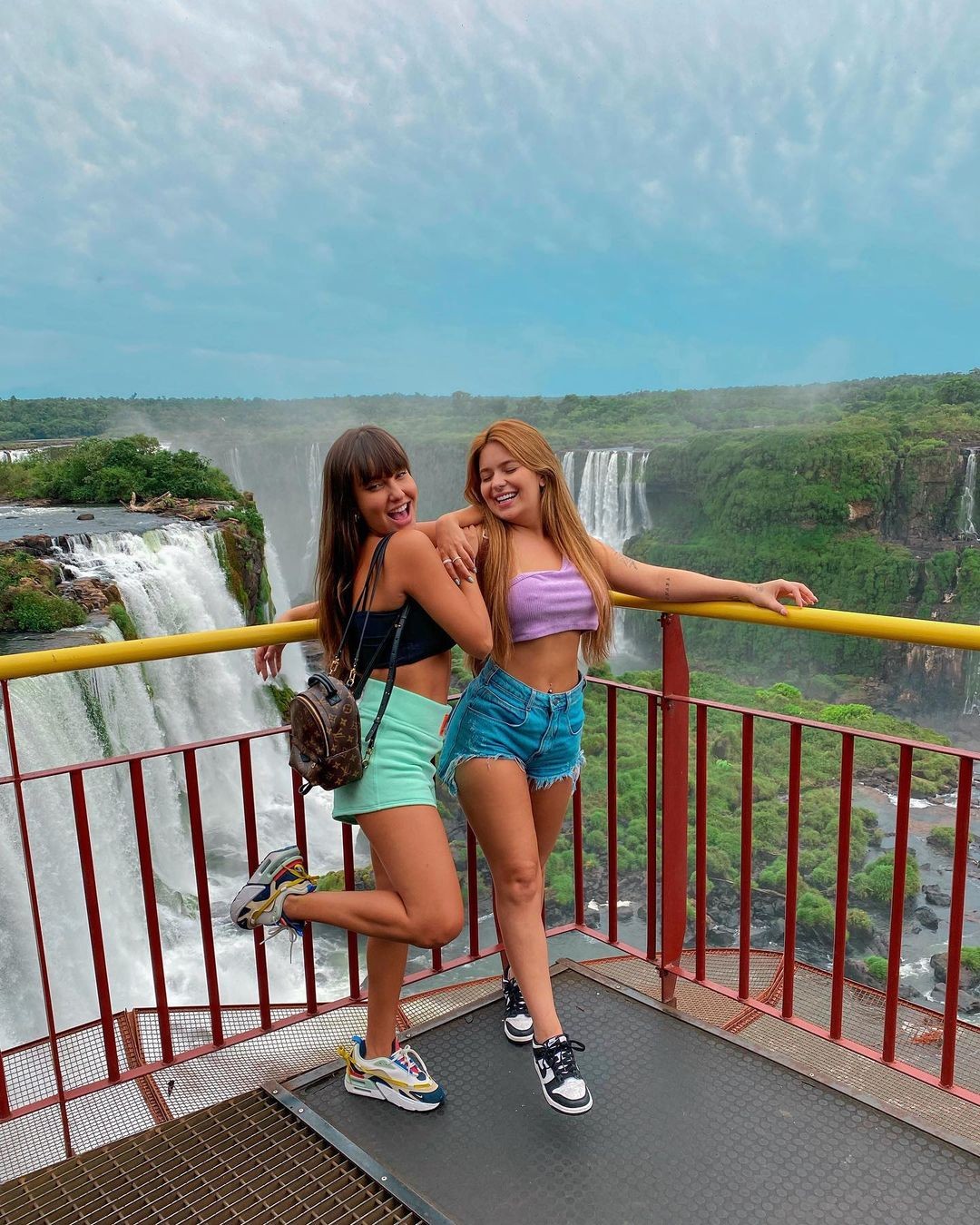 Thais Braz e Viih Tube curtem as cataratas do Parque Nacional do Iguaçu (Foto: Reprodução Instagram)