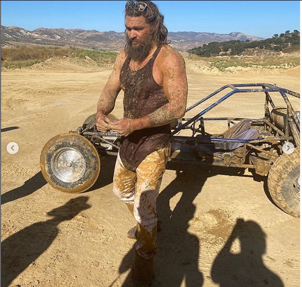 O ator Jason Momoa sujo de lama após um passeio de bugue (Foto: Instagram)