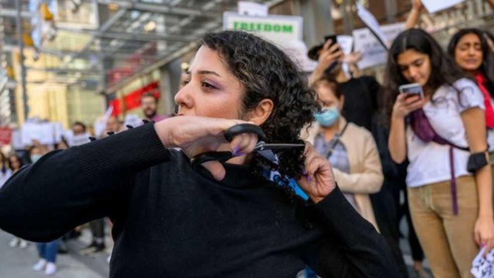 Muitas mulheres no mundo mostraram seu apoio aos protestos no Irã cortando o cabelo nas redes sociais. Mas o que significa esse gesto? — Foto: GETTY IMAGES/via BBC