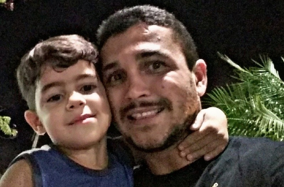 Rainy Butkovsky e o filho Kauã, morto carbonizado no Espírito Santo (Foto: Rainy Butkovsky/ Arquivo Pessoal)