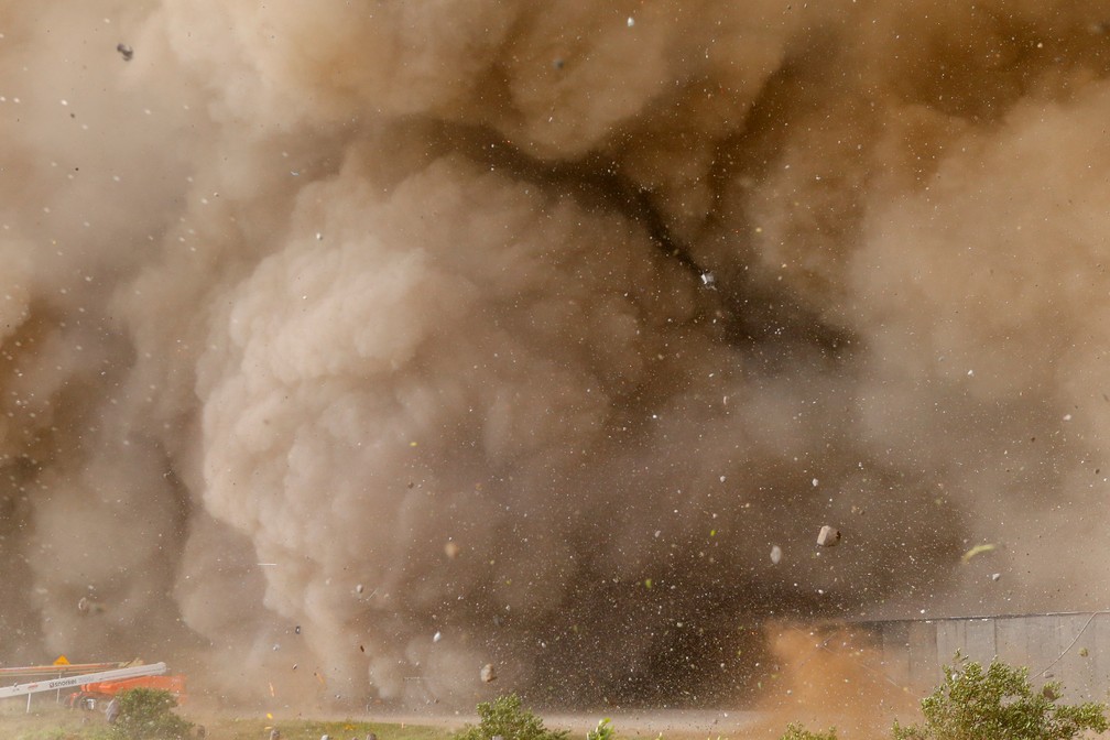 Rochas e outros detritos voam durante lançamento da Starship — Foto: REUTERS/Joe Skipper