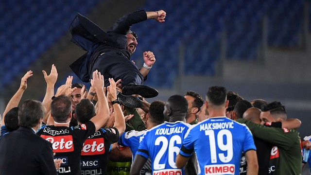 Gattuso é festejado pelos jogadores do Napoli