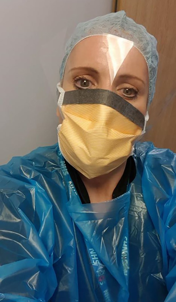 A enfermeira Sally Goodright usa todos os equipamentos de EPI para não se contaminar com o coronavírus (Foto: Reprodução/Instagram)