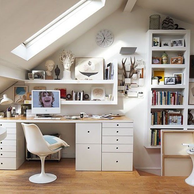 Home office com claraboia (Foto: Pinterest/Reprodução)