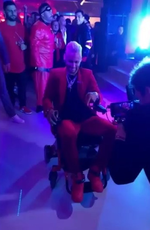 Neymar de cadeira de rodas em sua festa de 27 anos (Foto: Reprodução/Instagram)