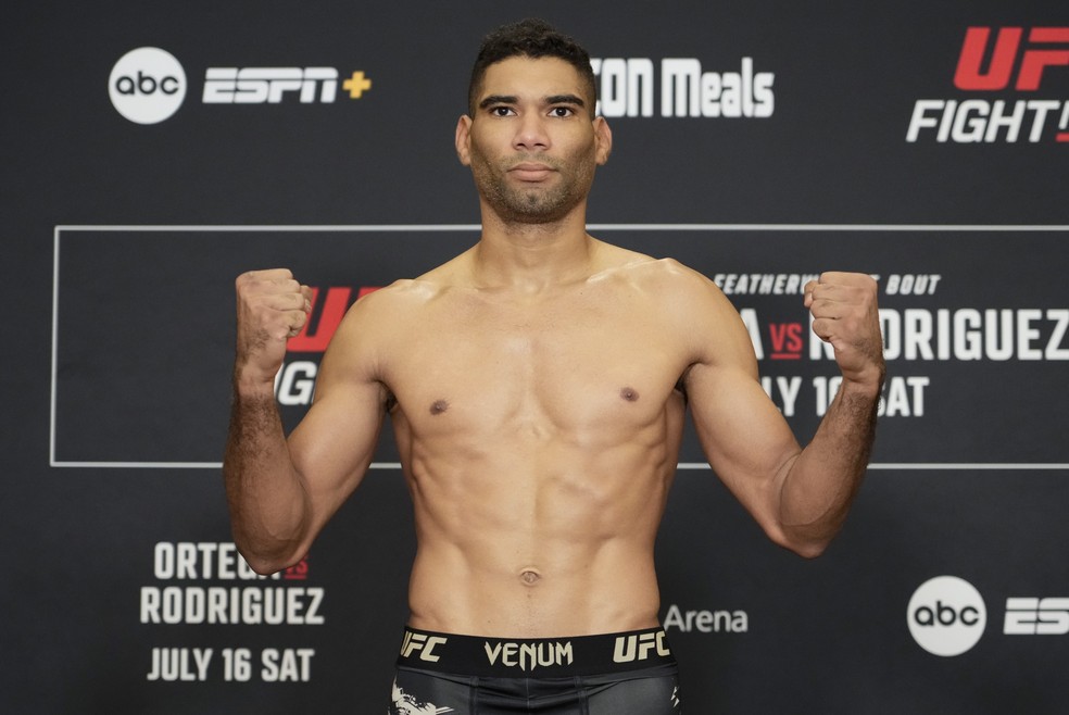 Herbert Burns posa na pesagem do UFC, na sexta-feira: de volta após cirurgia no joelho — Foto: Getty Images