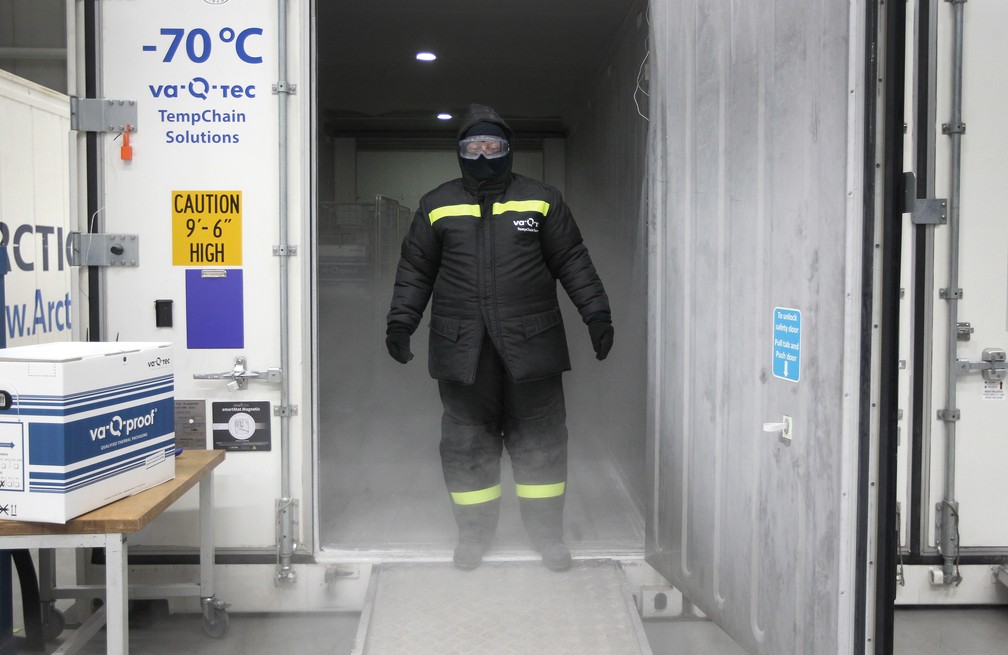 Contêiner para refrigeração de vacinas na Alemanha armazena substâncias a -70°C — Foto: Daniel Roland/AFP