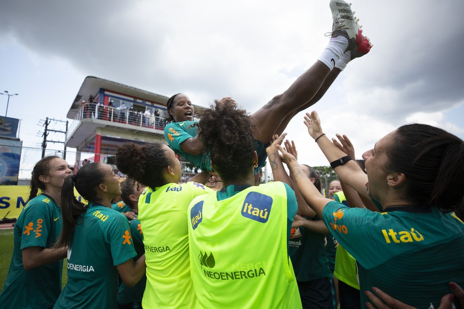 A um dia do adeus, Formiga recebe flores e é saudada com fogos em treino: 