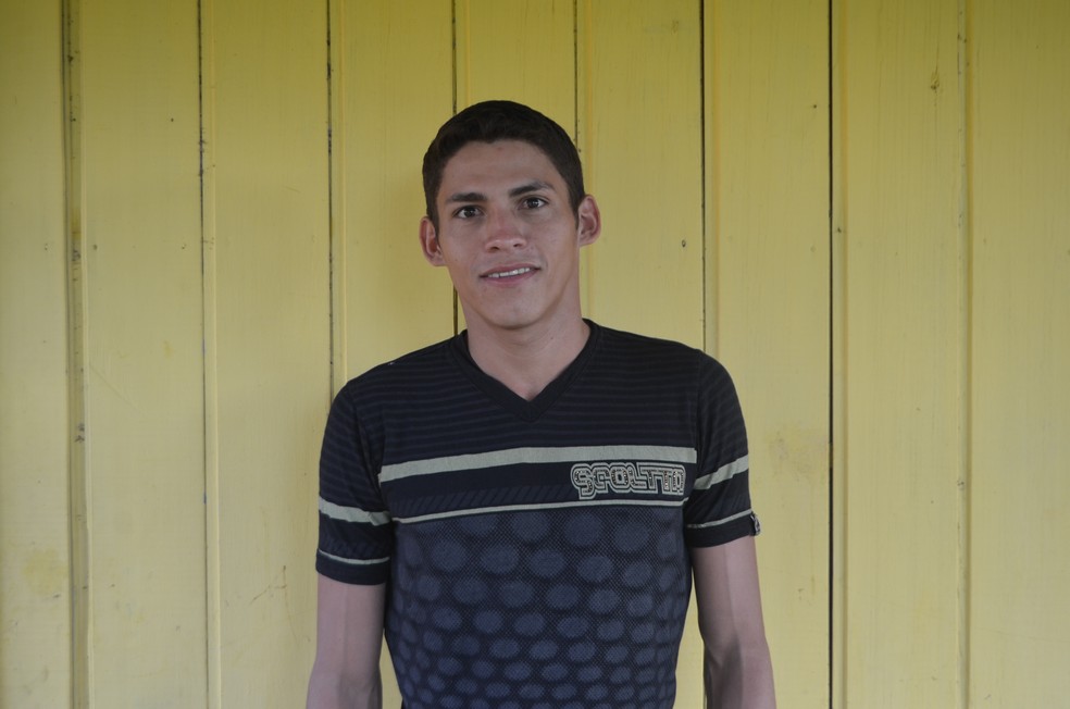 Animado, jovem diz que vai usar indenização para abrir um negócio próprio, pois não consegue emprego após ficar preso  (Foto: Adelcimar Carvalho/G1)