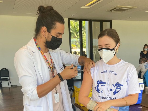 Alice Wegmann recebe vacina contra covid-19 (Foto: Reprodução/Instagram)