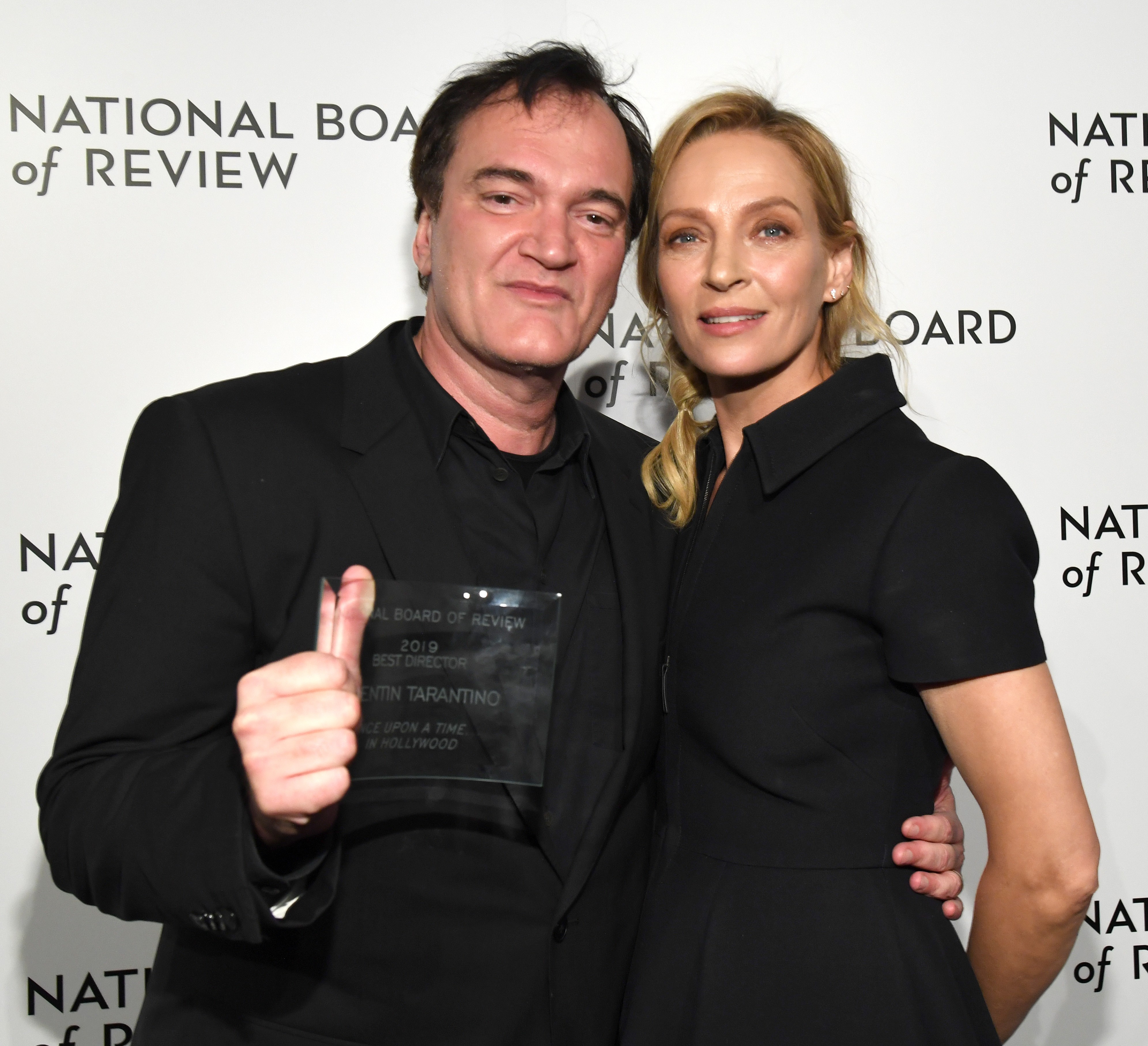 O cineasta Quentin Tarantino com o troféu vencido por ele no The National Board of Review Annual Awards 2020 ao lado da atriz Uma Thurman (Foto: Getty Images)