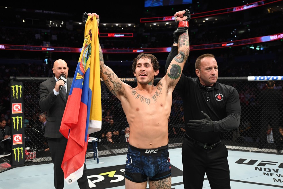 Marlon Vera venceu Andre Ewell por nocaute técnico aos 3m17s do R3 — Foto: Getty Images 