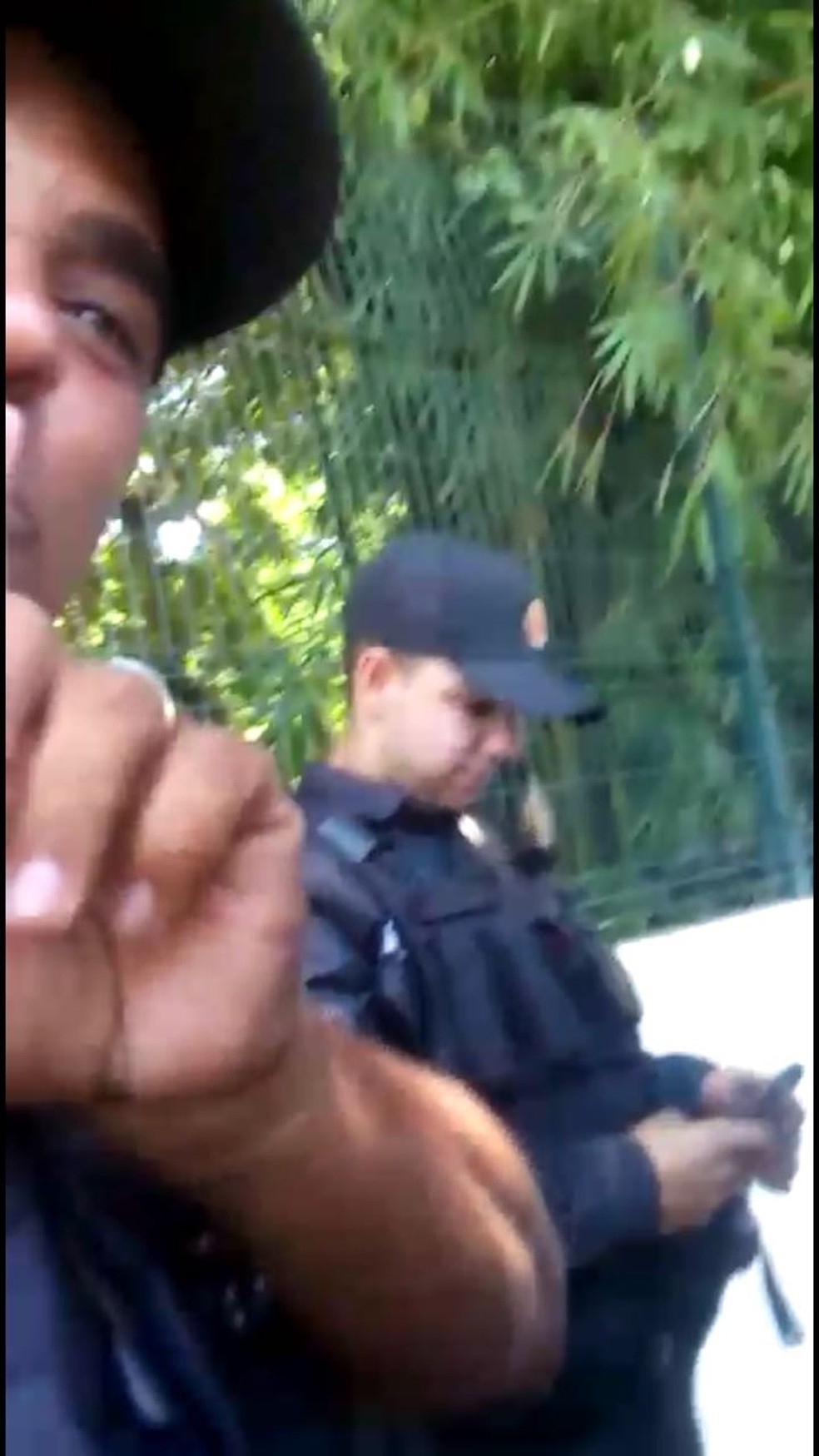 Policiais em serviço exibem cerveja dentro de viatura enquanto ouvem música (Foto: Reprodução/Whatsapp)