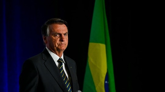 Bolsonaro se irrita com chegada pela ‘porta dos fundos’; aliados reclamam que tratamento é de ‘presidiário’ 