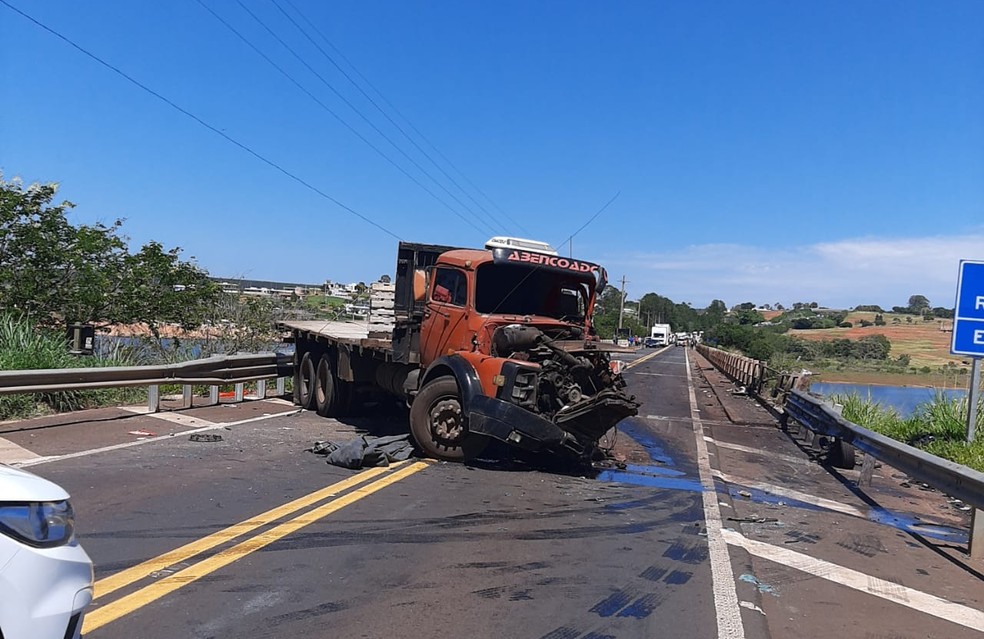 Acidente em ponte interdita trecho da Rodovia Raposo Tavares entre Paranapanema e Itaí (SP) — Foto: Arquivo pessoal
