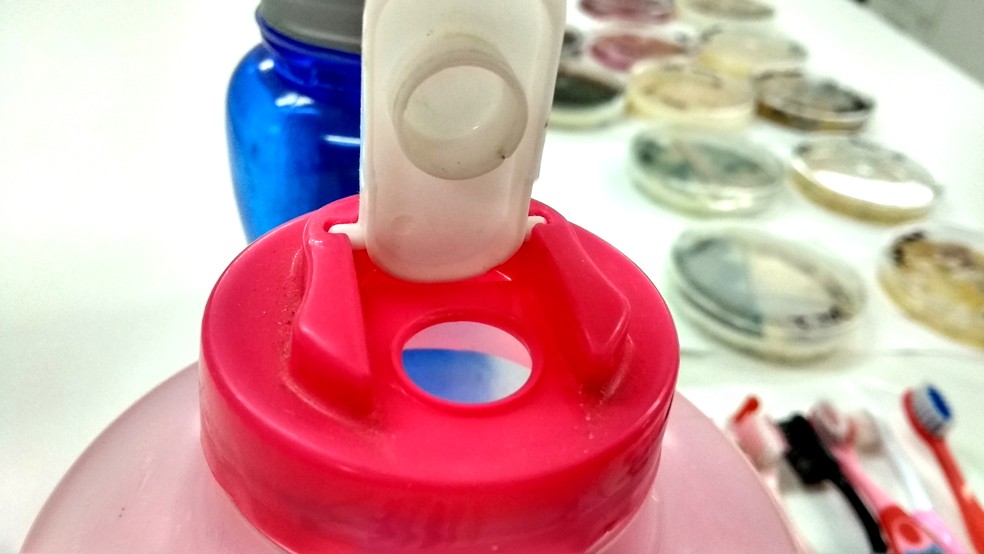 Pontinhos pretos na boca da garrafa representam proliferação de micro-organismos (Foto: Patrícia Teixeira/G1)