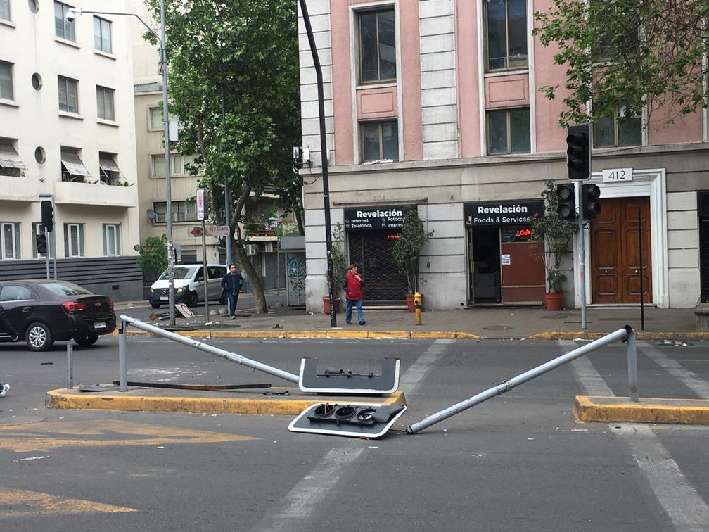 Semáforo destruído nas ruas de Santiago, no Chile, visto na manhã de sábado (20). — Foto: Adriane Schultz/G1