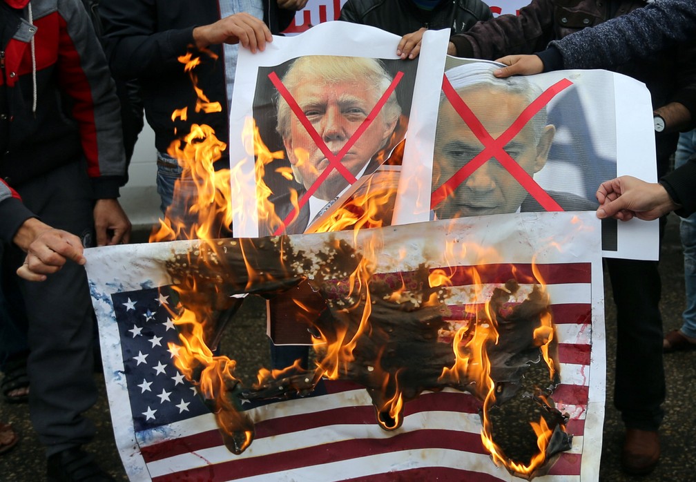 Palestinos se manifestam sobre o iminente anúncio da mudança da embaixada (Foto: Reuters/Ibraheem Abu Mustafa)