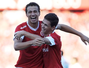 Leandro Damião e Oscar gol Internacional x Coritiba (Foto: Edu Andrade / Ag. Estado)