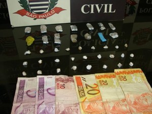 Polícia apreendeu drogas e dinheiro com adolescentes  (Foto: Divulgação/Polícia Civil)