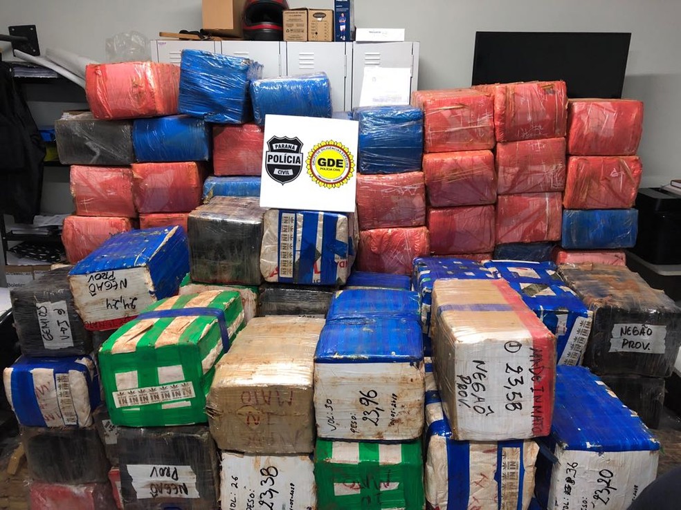 Entorpecente foi encontrado em caminhÃ£o que estava carregado com sofÃ¡s, em Umuarama (Foto: PolÃ­cia Civil/DivulgaÃ§Ã£o)