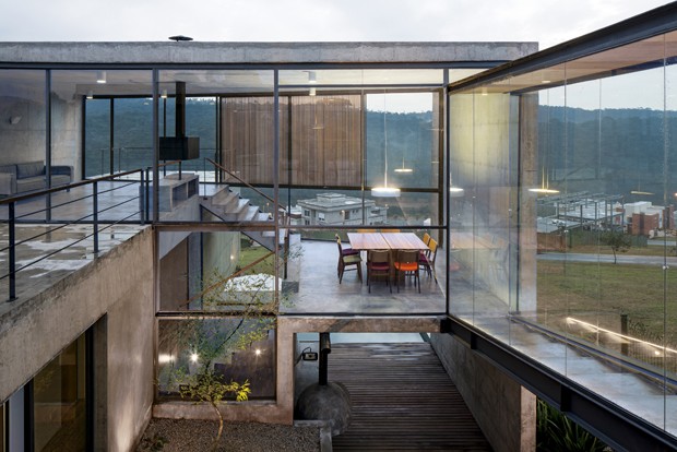 Casa de concreto é totalmente integrada com a natureza (Foto: apiacas arquitetos¶2013)