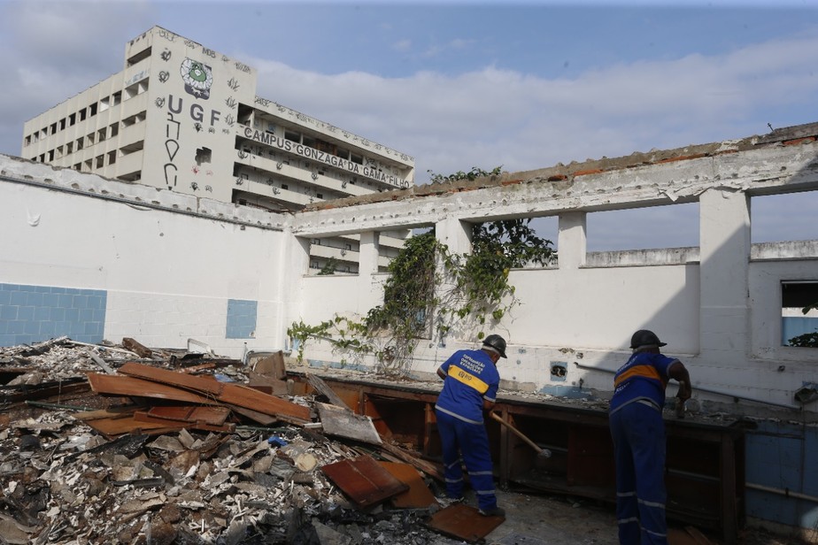 Operários derrubam instalações da antiga Universidade Gama Filho