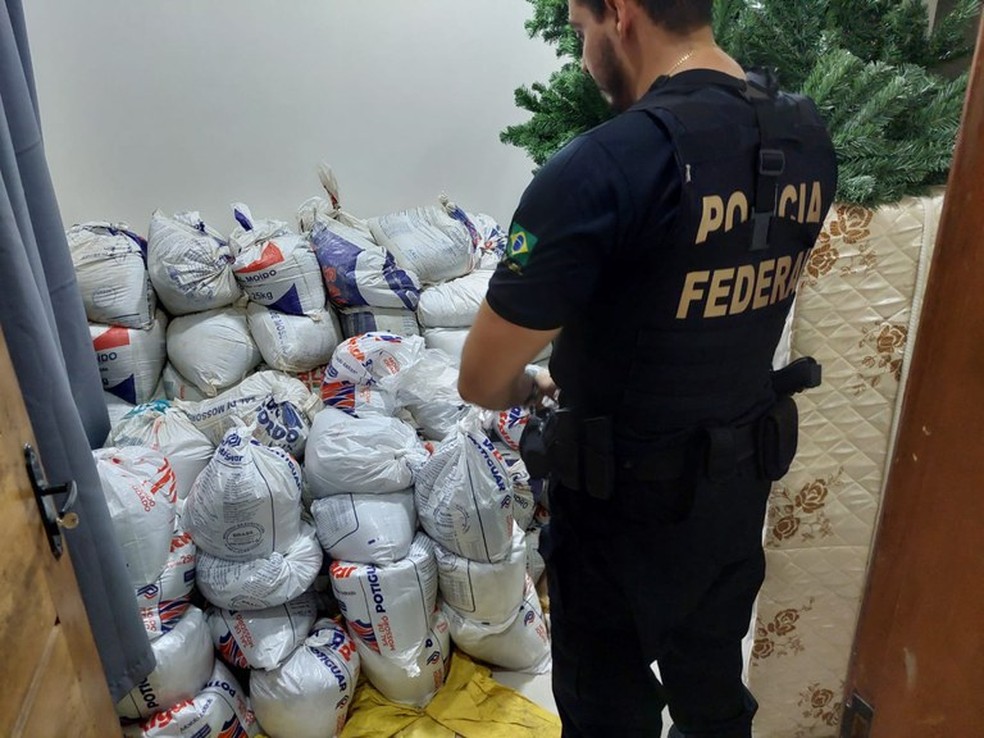 PF encontrou toneladas de cassiterita na casa de um dos alvos da operação BAL — Foto: PF/Divulgação