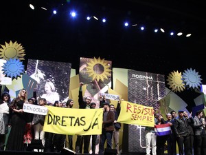 Gui Campos, vencedor com o curta Rosinha, se manifestou contra Temer com faixas no palco (Foto: Cleiton Thiele/Pressphoto)