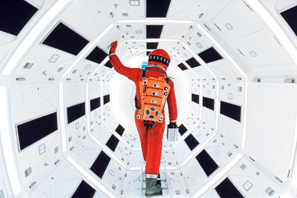 Cena de 2001: Uma Odisseia no Espaço que mostra a parte interior da nave Discovery One — Foto: Divulgação/Warner Bros.